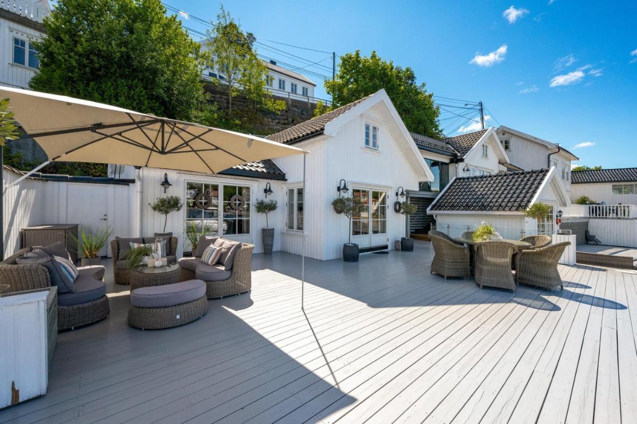 Hébergement de vacances Luxurious Boathouse With Private Dock In The Location In