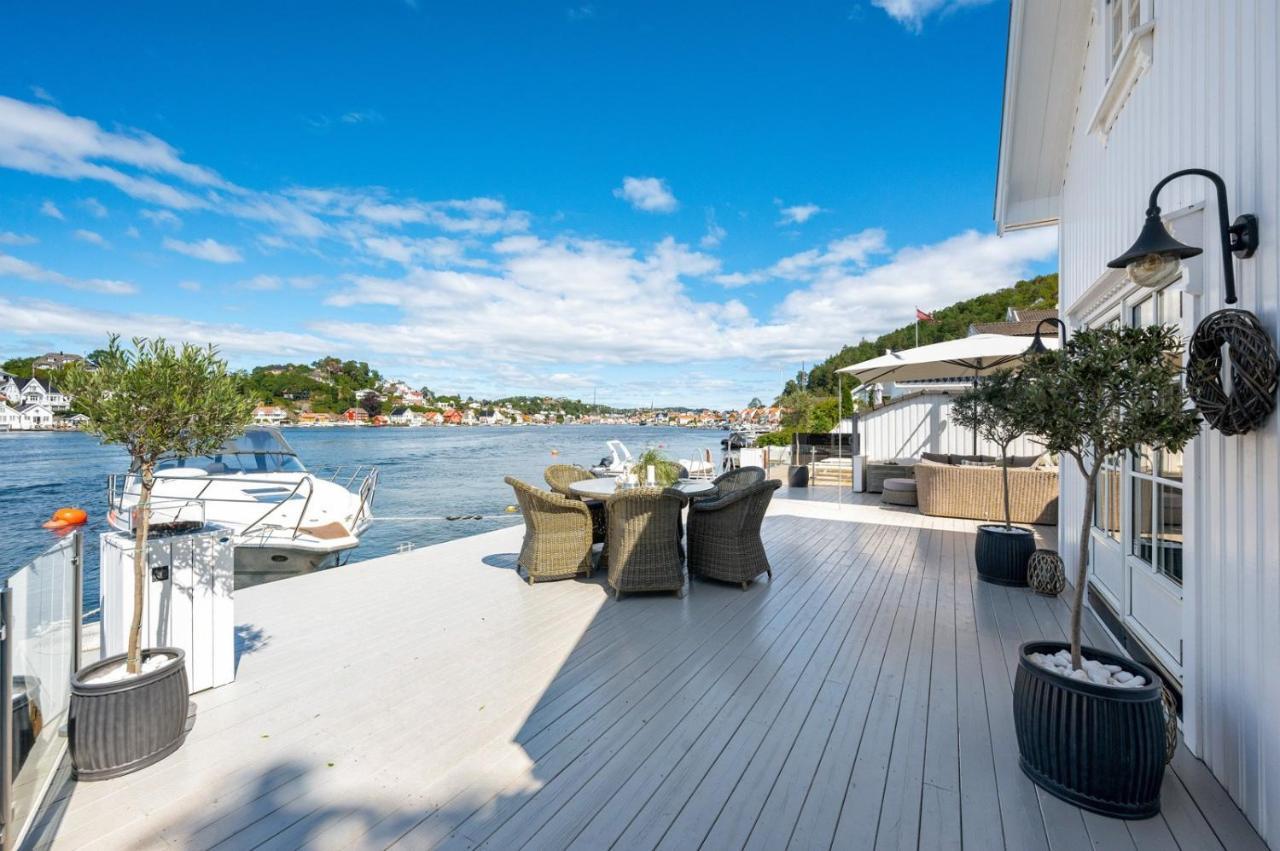 Hébergement de vacances Luxurious Boathouse With Private Dock In The Location In *