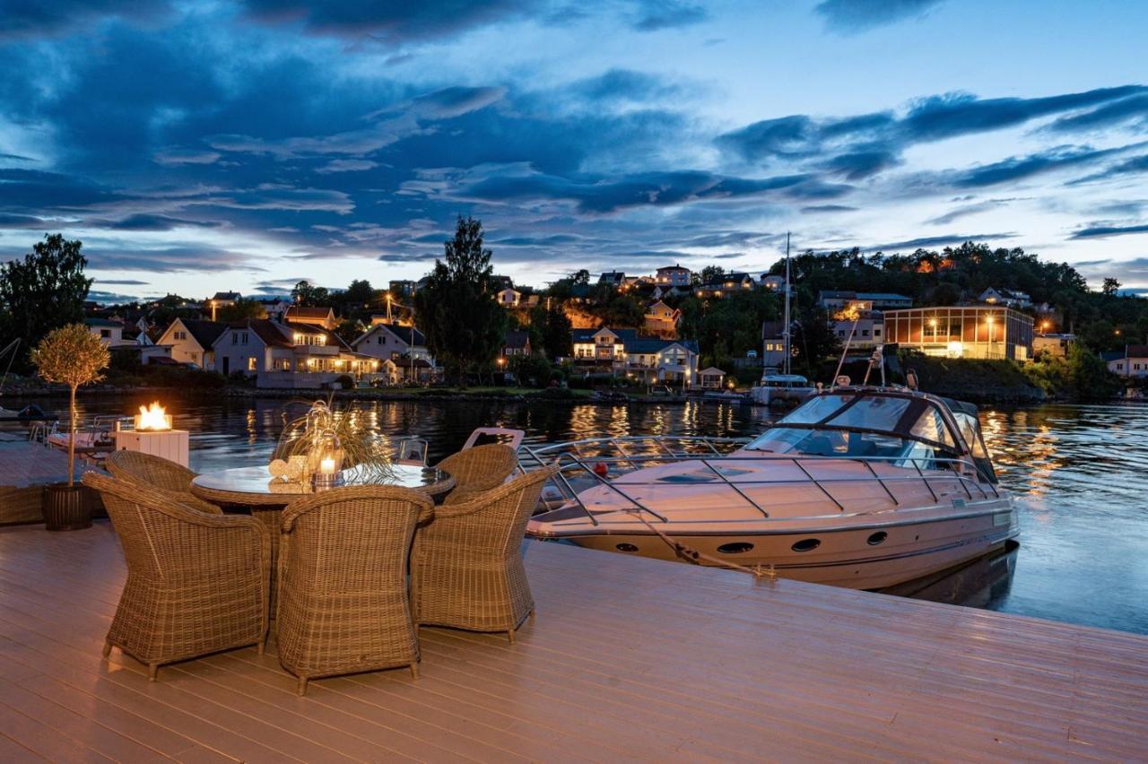 Luxurious Boathouse With Private Dock In The Location In Hébergement de vacances *