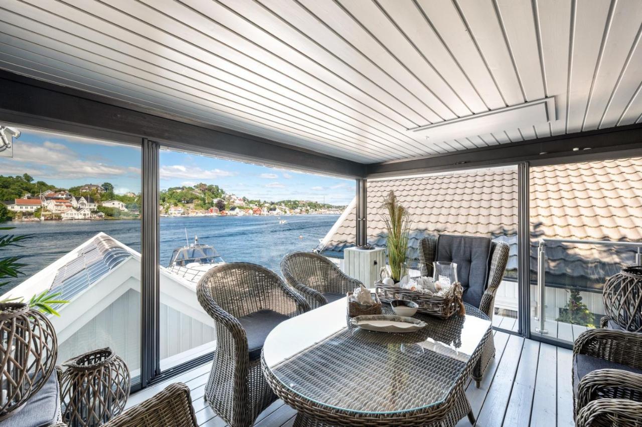 Hébergement de vacances Luxurious Boathouse With Private Dock In The Location In *